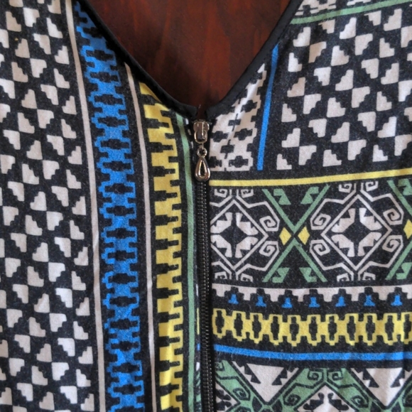 Chelsea & Theodore - V-neck dress - Picture 4 of 4